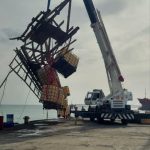 خروج پایه‌های دلفینی غرق‌شده از قعر دریا در اسکله شرکت آسیای آرام