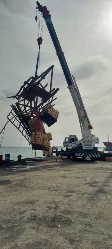 خروج پایههای دلفینی غرقشده از قعر دریا در اسکله شرکت آسیای آرام خروج پایههای دلفینی غرقشده از قعر دریا در اسکله شرکت آسیای آرام